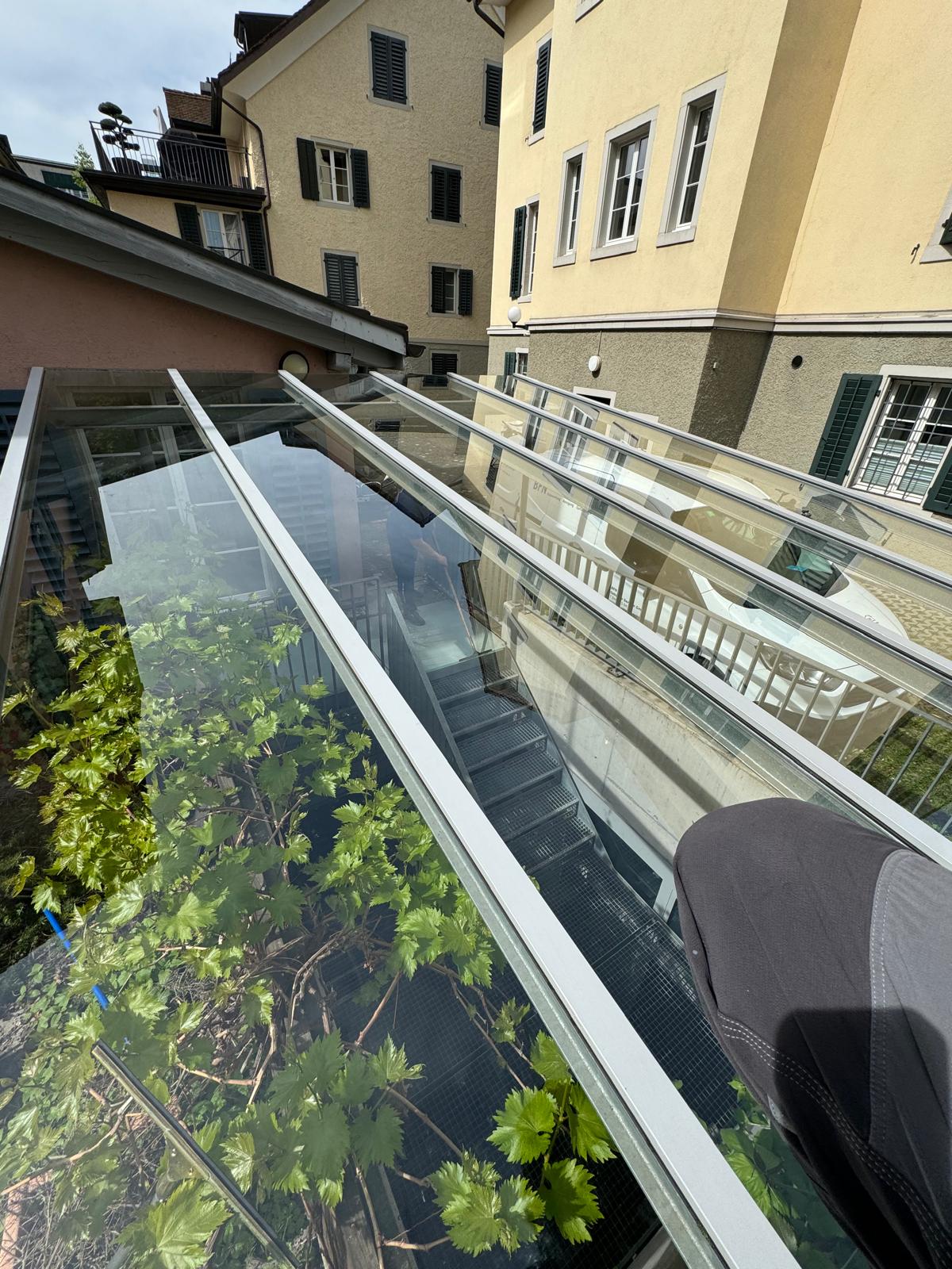 Glasdach über einem Treppenabgang zwischen Altstadthäusern